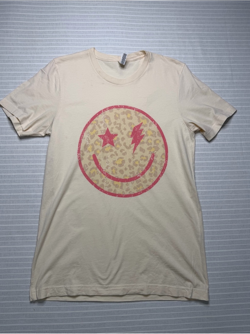 Leopard Smiley Graphic Tee – Size Medium 🐆💕
